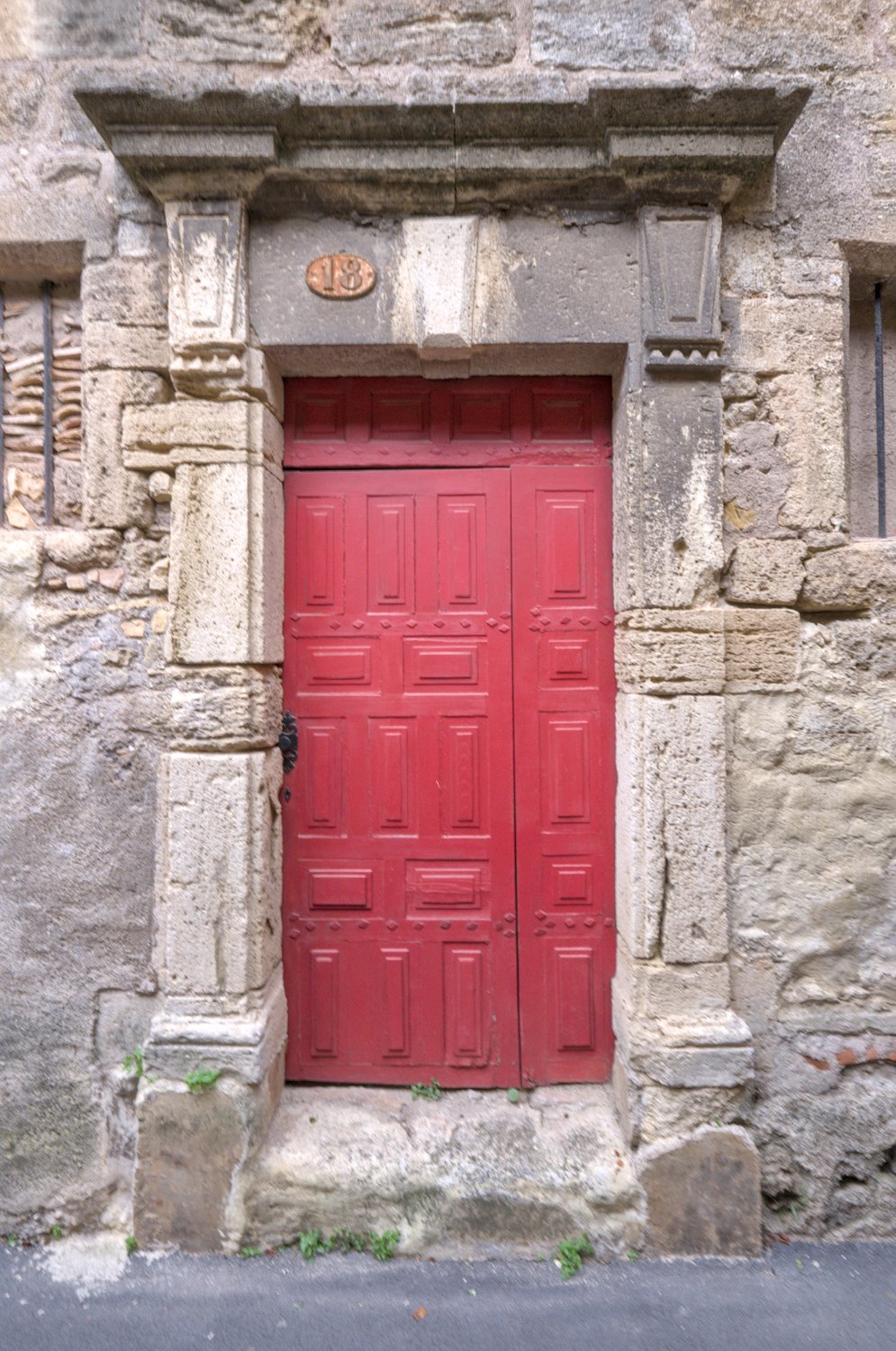 Porte au 18 rue du Four de la ville