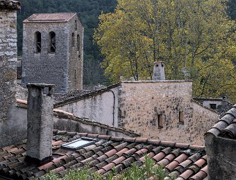 Vue sur les toits - Le  clocher de l'abbatiale