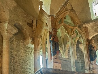 L'autel est surmonté d'un ciborium gothique