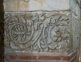 Outre les colonnes de l'abside, la construction de la basilique a utilisé de nombreuses pierres sculptées d'origine romaine (Lugdunum Convenarum) - Ici rosaces et acanthes enroulées