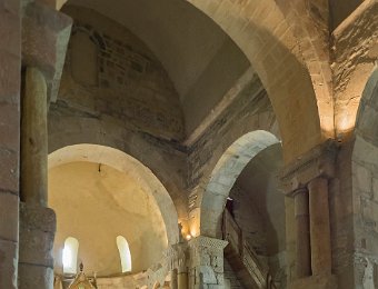 Chevet de la basilique avec l'abside et une des absidioles  Les colonnes sont issues du réemploies de colonnes d'un temple romain