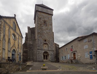 Tour clocher (33 m de hauteur)  à allure fortifiée du XIIe siècle  La cathédrale abrite sous un toit unique trois églises d'époques, de constructions et de styles différents : -  une église romane du XIIe siècle, fondée par saint Bertrand, dont certaines parties ont été conservées. -  une église gothique du XIVe siècle -  une « église de bois » intérieure constituée par les boiseries  Renaissance du chœur