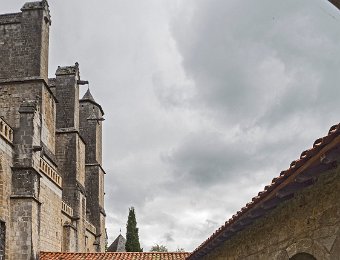 Le cloître  Le cloître est accolé au côté sud de la cathédrale. Ce cloître roman  date pour l'essentiel du début du XIIIe siècle. Seule la galerie nord est plus récente (XVe-XVIe siècles) et de style gothique.