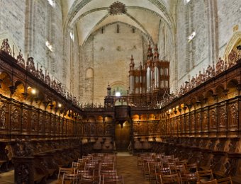 Eglise intérieure en boiserie équipée de 66 stalles destinées aux chanoines
