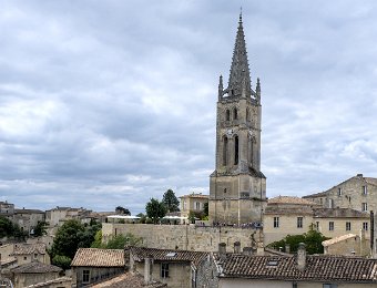 Site de l'église monolithe- Le clocher  L’église monolithe est un édifice religieux souterrain entièrement creusé dans la roche au début du XIIème siècle en plein coeur du village