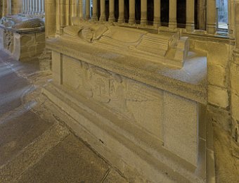 Gisant  de Mgr. B de Guébriant, missionnaire en chine et originaire de Saint Pol (décédé en 1935)