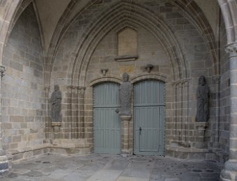 Le porche de la façade ouest avec les statues de saint Thomas, saint Pol et saint Paul