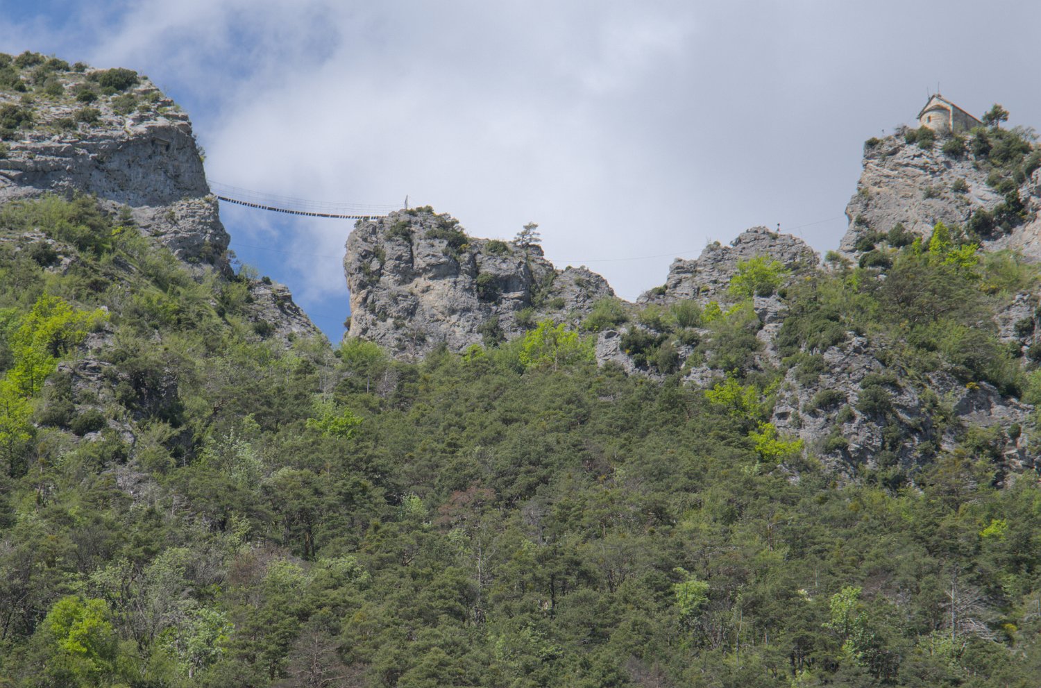Chapelle Saint Sauveur et passerelle du chemin de randonnée