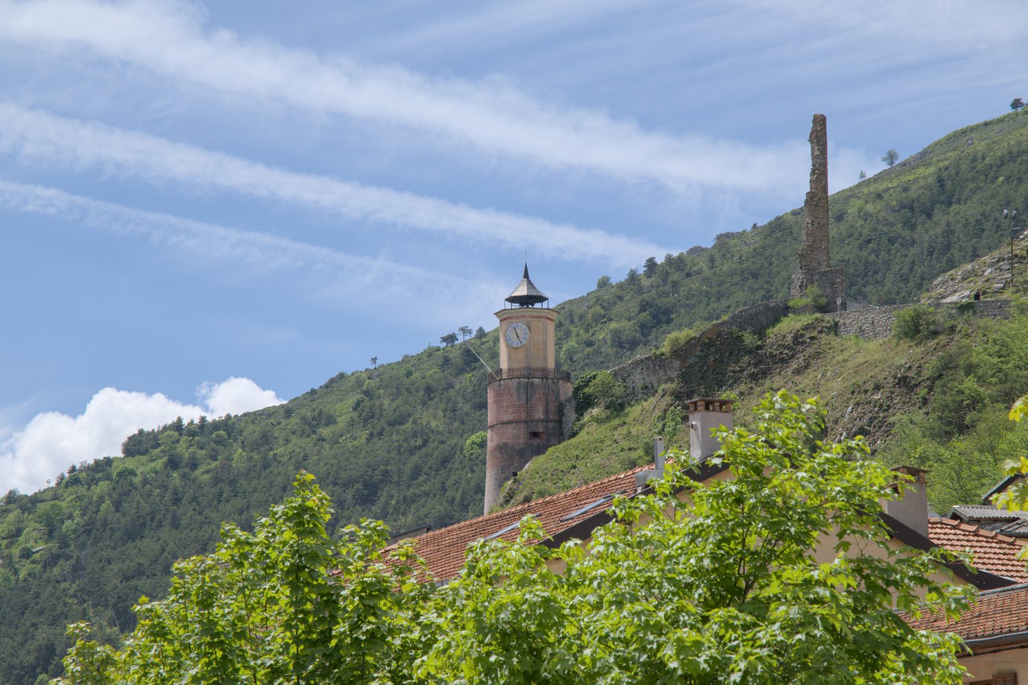 La tour de l'horloge et les vestiges du château