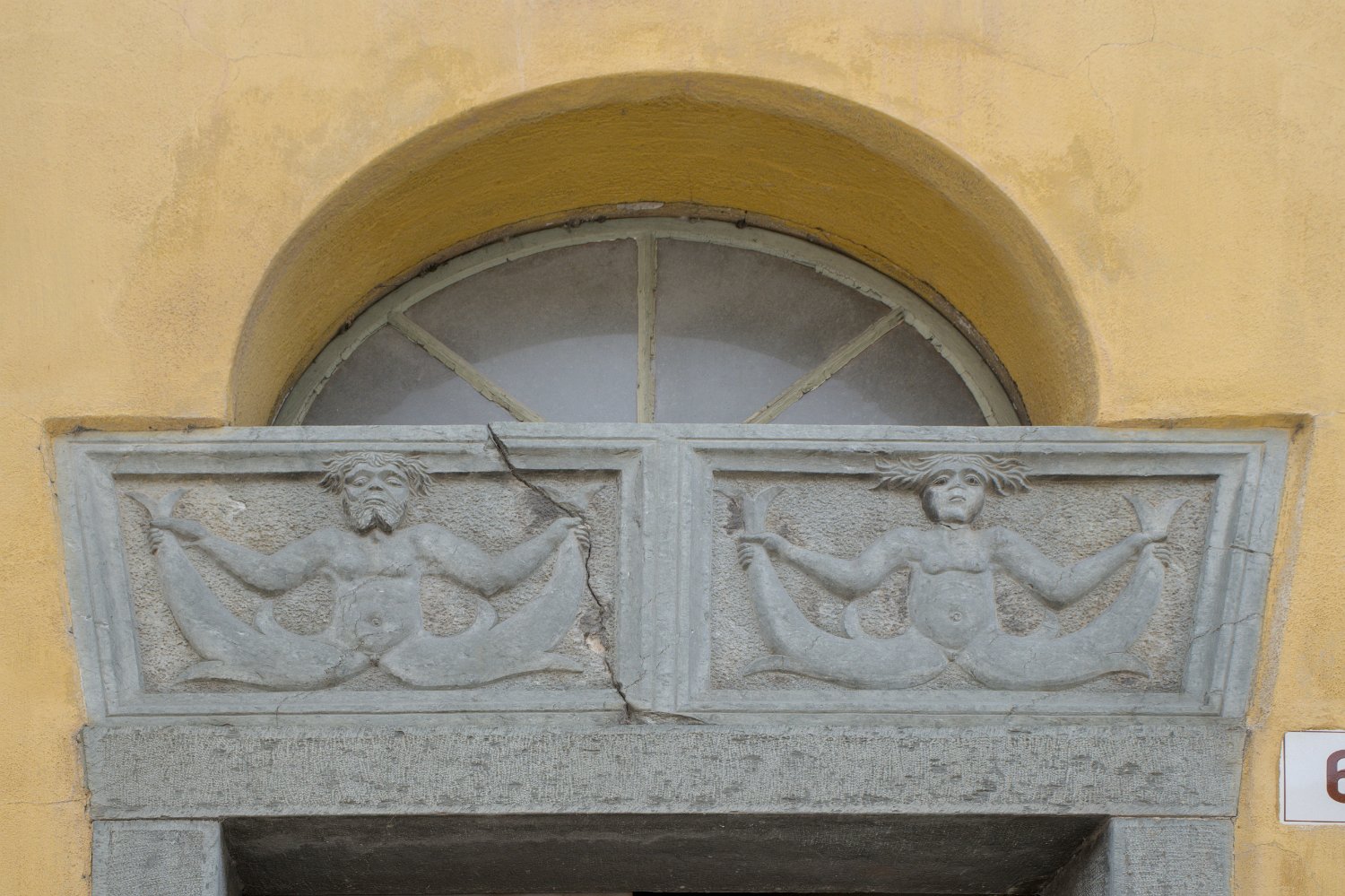 Linteau de porte sculpté