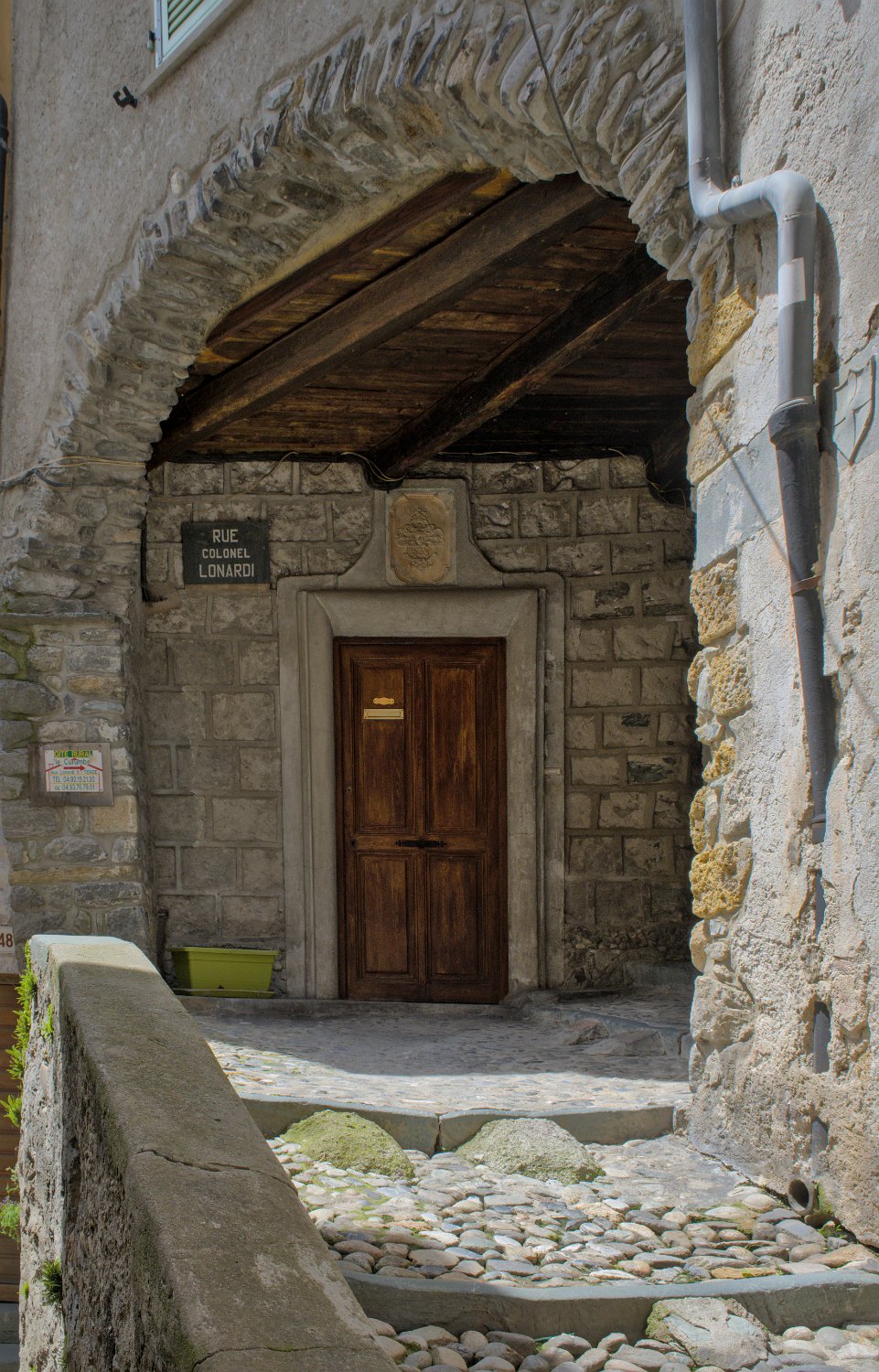 Escalier et passage sous voûte