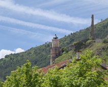 La tour de l'horloge et les vestiges du château  Le Château de Tende est un ancien château médiéval qui dominait le village et la vallée environnante. Il a été construit au 13e siècle par les comtes de Tende, une famille noble affiliée à la Maison de Vintimille, puis à la Maison de Savoie. Le château avait une importance stratégique, servant à défendre la vallée de la Roya et à contrôler les passages vers l'Italie.