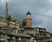 La tour de l'horloge et les vestiges du château  La Tour de l'Horloge est une tour médiévale qui domine le village. Elle est située en contrebas des ruines du château.  La tour date probablement du 14e ou du 15e siècle, période pendant laquelle Tende était sous le contrôle de la Maison de Savoie. Elle faisait partie du système de défense du village, veillant sur l'une des entrées principales.