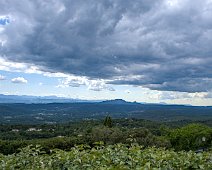 Vue panoramique depuis le village  Tourtour est perché à environ 635 mètres d'altitude sur une colline, ce qui offre des vues imprenables sur la région environnante, y compris la plaine de la Provence et parfois même jusqu'aux Alpes par temps clair. Cette situation dominante lui vaut le surnom de "village dans le ciel".