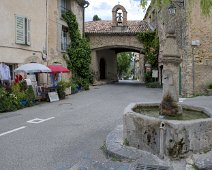Eglise de la Sainte Trinité et entrée du vlillage