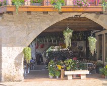 DSCF0293  Arcade de la place principale