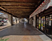 DSCF1389  Commerces sous une arcade