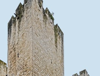 Vue d'une des tours  De nombreuses meurtrières ou archères à étrier sont aménagées dans les murs. dans le temps, les toitures étaient couvertes par une toiture pyramidale détruites lors d'un incendie