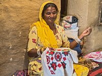 Couturière  De nombreuses couturières sont employées à domicile par des coopératives qui commercialisent ensuite leur créations