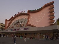 Façade du Raj Mandi  Le bâtiment est souvent considéré comme une immense meringue aux fraises