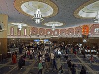Hall du cinéma  Avant le spectacle, la salle est éclairée par des lumières blanches...