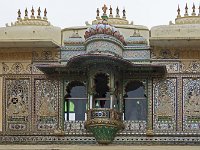 Zenana Mahal - Fenêtre décorée de mosaïques dans la cour des paons  Un magnifique mélange de styles architecturaux moghols et rajpoutes