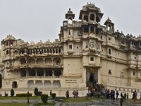 City palace - vue d'ensemble de la façade depuis la Manesh Chowk. Complètement à gauche le Zenana Mahal (palais des femmes), au centre et à droite le Mardana mahal (Palais des hommes)  Image déformée issue de la fusion de 3 photos (le palais fait 250m de long, et est impossible à photographier dans son ensemble)
