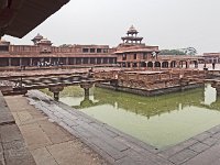 Anup Talao  Bassin où quatre passerelles rejoignent une plate-forme centrale. Ce bassin servait de réservir d'eau (Char Chamand Tank)