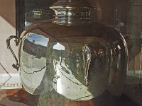 Une des deux Gangajelies (jarres d'argent)  Chacune pèse 345kg et contient 4,1m3. Elles furent emportées remplies d'eau du Gange par le Maharaja Jai Sigh II lors de son voyage en Angleterre en 1902 pour ne pas être obligé d'utiliser l'eau de la Tamise pour ses abblutions