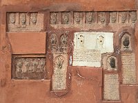 Empreintes de main de sati  Les sati étaient les épouses de maharajas ou de chefs rajpoute qui se dont immolées sur le bucher funéraire de leur mari