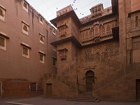 Première cour- Façade du palais Vikram Vilas  C'est le dernier palais construit dans le fort Junagarh de 1936 à 1937 par le Maharaja Ganga Singh (1887-1943). Ce dernier était un partisan de l'architecture traditionnelle rajpoute, c'est pourquoi il a fait construire ce palais dans ce style dit "Revival"