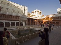 Le bassin et le trône en marbre blanc de Carrare