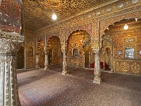 Anoop (ou Anup) Mahal - Salle des audiences privées  Ce mahal dispose d'un trône où s'asseyait le maharaja et où il recevait  ses invités étrangers et hauts fonctionnaires