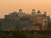 Vue de côté des palais à l'intérieur du fort  Au premier plan, aperçu des remparts