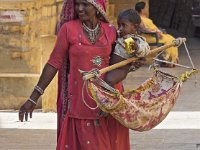 Jeune femme et son bébé à Jaisalmer