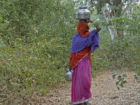 Jeune femme voilée près de Ranakpur