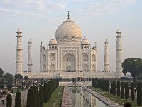 Vue d'ensemble du tombeau et de ses 4 minarets indépendants  Le tombeau mesure 60m de côté et est posé sur une plateforme de 95,2 m de côté et de 7 m de hauteur posée sur pilotis en bois. Le dome central culmine à 74m