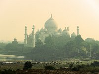 Le Taj Mahal vu du fort rouge  La pollution de l'air, très importante à Agra comme dans toutes les grandes villes indiennes, floute les détails