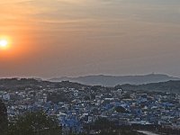 Vue sur la ville au soleil couchant