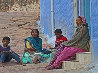 Famille sur le seuil de la porte de leur maison