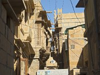 Rue  Les bâtiments se touchent presque dans leur partie supérieure