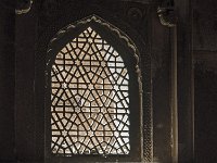Palais de Jahangir, fenêtre  Le claustra (moucharabieh)  est sculptée dans du marbre. C'est un dispositif de ventilation forcée (la réduction de la surface accélère le passage du vent). Il était complété par des plats remplis d'eau qui raffraichissaient l'air.