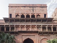 3éme porte vue de l'intérieur et départ de la rampe à éléphants  La rampe à éléphants débouche sur l'esplanade. Elle est protégée pae 2 murs desquels était lancée de l'eau bouillante sur les assaillants en cas d'attaque