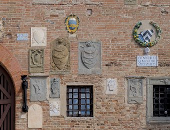 Palazzo Pretorio- Blasons en terre cuite vernissée  des vicaires de Florence qui vécurent dans le bâtiment du XVè au XVIIIè siècle