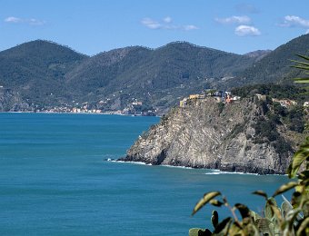 Vue de la côte depuis Manarola. Au 1er plan Corniglia, au fond Monterosso