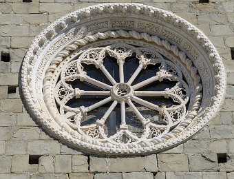 Rosace en marbre de Carrare de l'église San Pietro