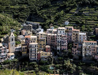Vue sur les maisons et l'église San Lorenzo  Vue sur le village et l'église San Lorezo