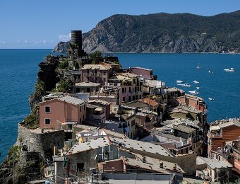 Gros plan sur le village. A l'extrémité le château de Doria (construit en 1080)