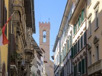 Via del Proconsolo entre la Piazza del Duomo et la Piazza San Firenze. Au fond la tour Volognana