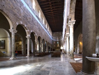 Vue intérieure en direction du maître autel